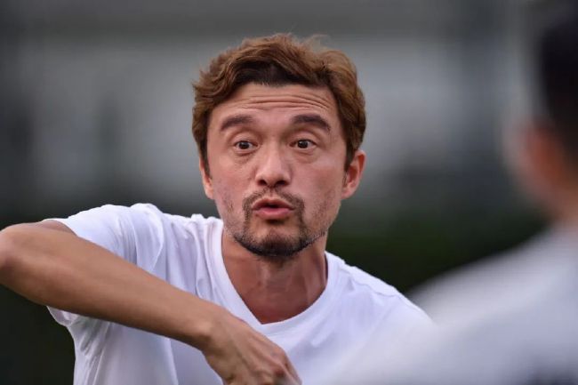 他知道这有多困难，否则加里-内维尔在曼联的黄金时期就已经英超四连冠了。